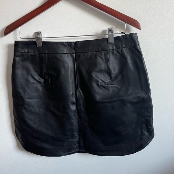 Curve-hem leather skirt - Picture 2 of 3